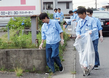 屋外一斉清掃の様子